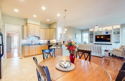 The Commons Casa | Bayside Resort house w/ free WiFi, tennis court, gym, and fireplace