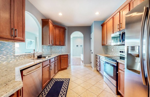 The Commons Casa | Bayside Resort house w/ basketball court, tennis court, shared sauna & WiFi