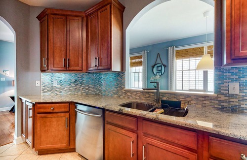 The Commons Casa | Bayside Resort house w/ basketball court, tennis court, shared sauna & WiFi
