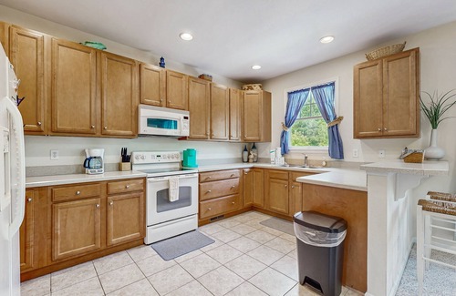 Sun Ridge Casa | Bayside Resort townhouse w/ balcony, free WiFi, pool, and golf on-site