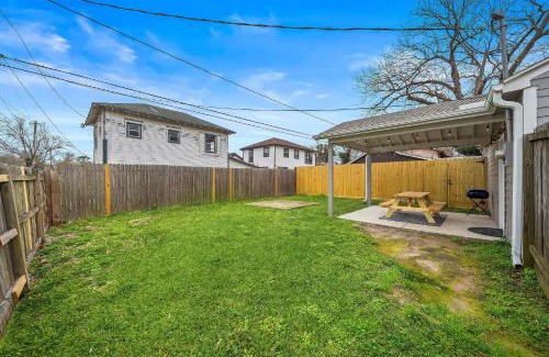 Baytown Apartamento | Baytown Private Studio Apartment covered patio Sleeps 4 by the bay skate park main street water park