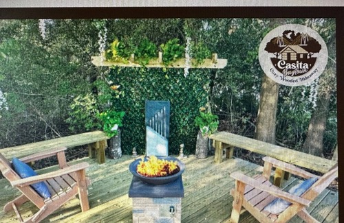 Baytown Casa | Baytown workforce cabin! Close to Nature Center, 2/1 with great big, wooded deck