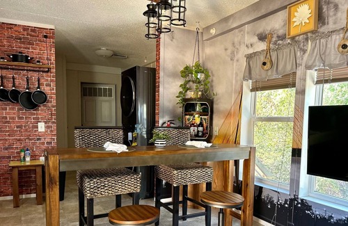 Baytown Casa | Baytown workforce cabin! Close to Nature Center, 2/1 with great big, wooded deck