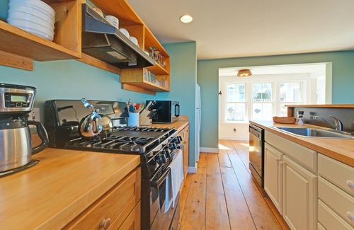 Belfast Casa | Bayview Beauty - Beautiful antique oceanfront home big enough for everyone.