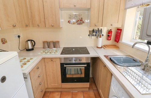 Oxwich Casa | BAYVIEW BUNGALOW, pet friendly, with a garden in Reynoldston