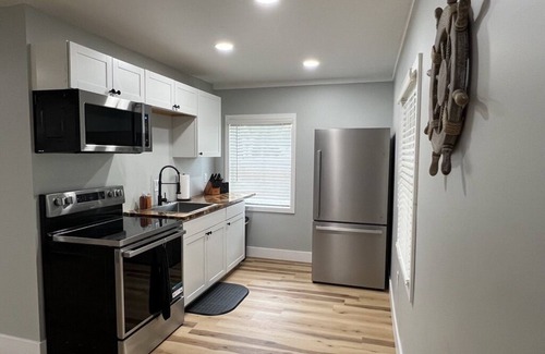 Bay View Casa | Bayview Bungalow - Sleeps 8 - Steps from the lake and a short drive to CP & Jet!