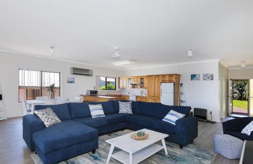 Erowal Bay Casa | Bayview I Absolute Waterfront with Jetty I 5 Mins to Hyams Beach