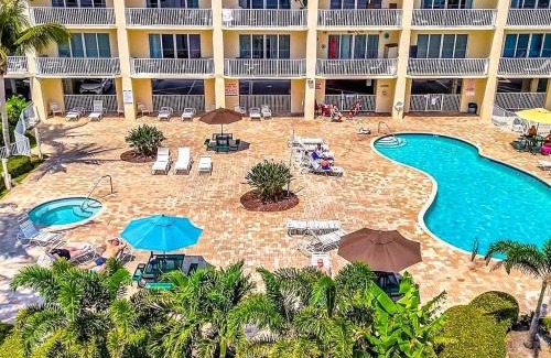 St. Petersburg - Clearwater Apartamento | Bayview Oceanside Condo with Pool and Private Balcony