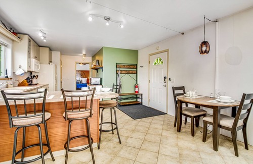 Blaine Apartamento | Bayview retreat with fast WiFi, a furnished deck, kitchenette, & washer/dryer
