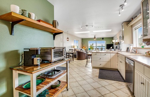 Blaine Apartamento | Bayview retreat with fast WiFi, a furnished deck, kitchenette, & washer/dryer