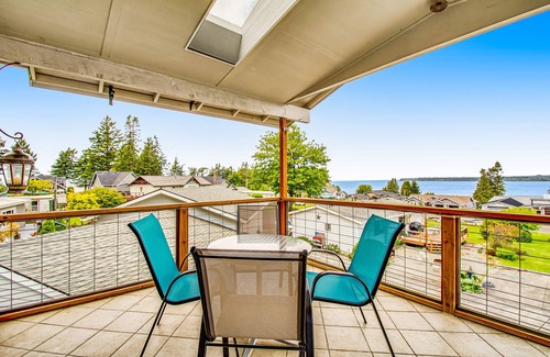 Blaine Apartamento | Bayview retreat with fast WiFi, a furnished deck, kitchenette, & washer/dryer