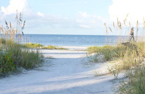 Fort Myers Beach Casa | Bayview Sunset Getaway A by Sun Palace Vacations