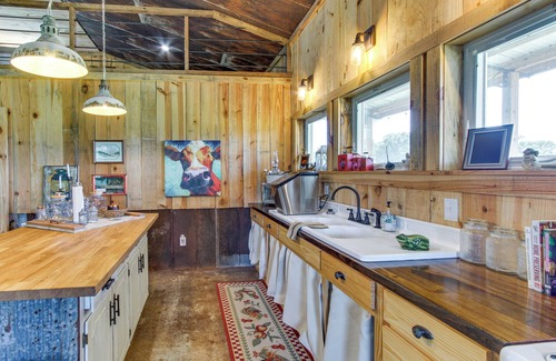 Enterprise Cabina | BBQ Ready: Farm-Style Kinston Hideaway w/ Pool
