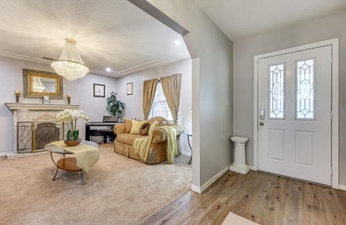 Edgar Casa | BBQ Ready Hawthorne Home with Screened-In Patio
