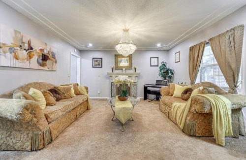 Edgar Casa | BBQ Ready Hawthorne Home with Screened-In Patio