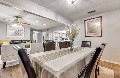 Edgar Casa | BBQ Ready: Hawthorne Home w/Screened-In Patio