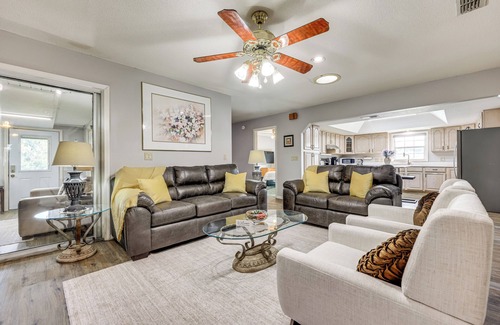 Edgar Casa | BBQ Ready: Hawthorne Home w/Screened-In Patio