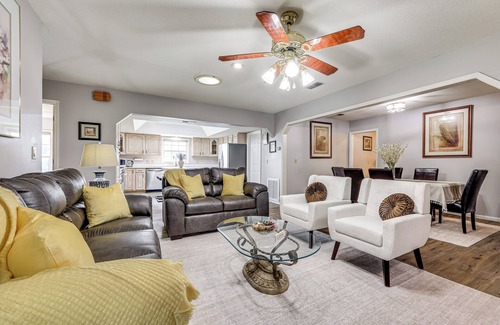 Edgar Casa | BBQ Ready: Hawthorne Home w/Screened-In Patio