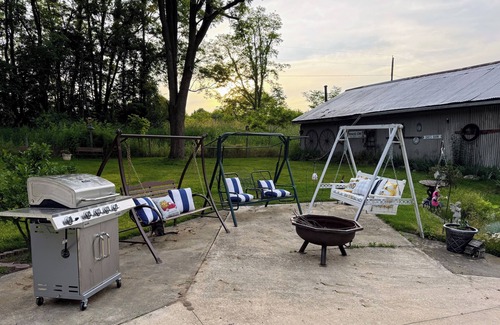 Cassopolis Casa | BBQ, garden, full kitchen, smartTV, firepit, Queen