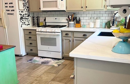 College Station Casa | BCS Back Forty- fully stocked home & great yard—close to A&M, great food & fun.