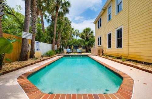 Jacksonville Beach Apartamento | Be a Nomad - Charming Pool House 1 block to beach