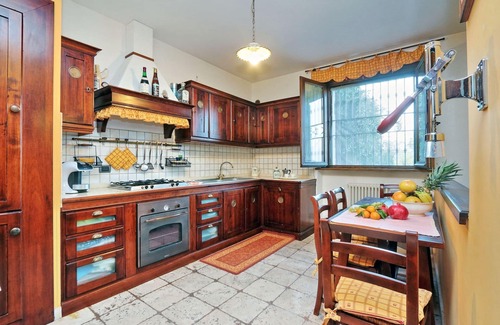 San Severino Marche Casa | Elegante villa con piscina privada y jardín amurallado