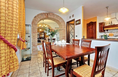 San Severino Marche Casa | Elegante villa con piscina privada y jardín amurallado