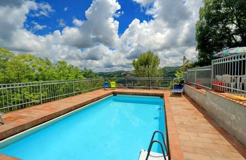 San Severino Marche Casa | Elegante villa con piscina privada y jardín amurallado