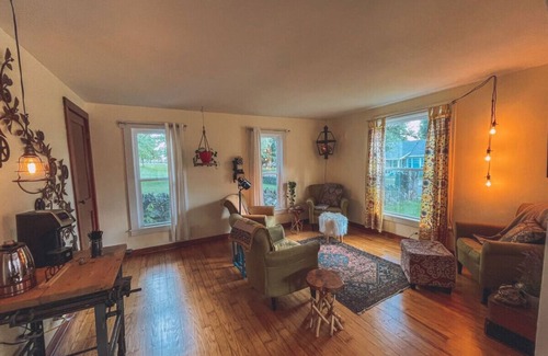 Dowagiac Cabaña | Be home away from home @ Charming Chestnut Cottage