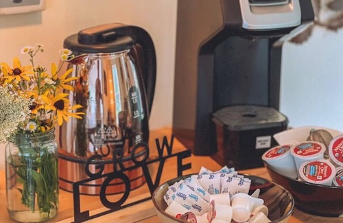 Dowagiac Cabaña | Be home away from home @ Charming Chestnut Cottage
