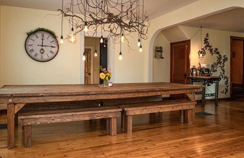 Dowagiac Cabaña | Be home away from home @ Charming Chestnut Cottage