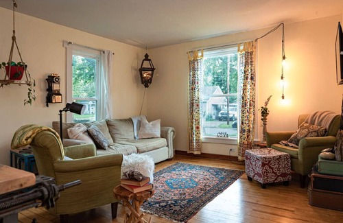 Dowagiac Cabaña | Be home away from home @ Charming Chestnut Cottage