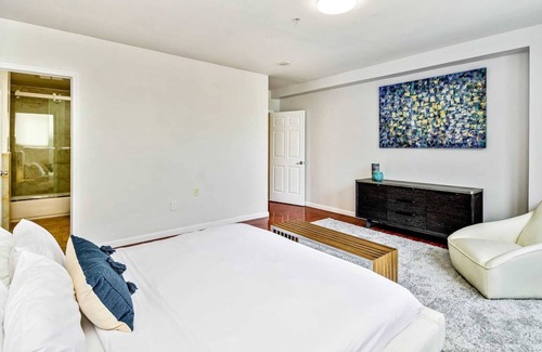 Chinatown Apartamento | Be My Guest, Gorgeous 2BD Next to Reading Terminal