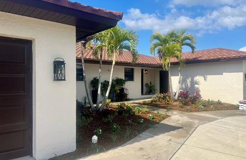 Charlotte Park Condominio | Be one of the first guests to enjoy this newly renovated luxury waterfront villa