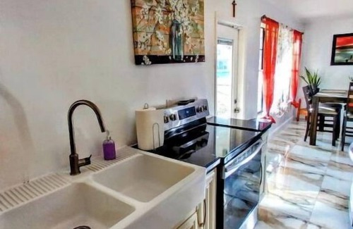 West Park Casa | Be Our Guests! Cozy 3/2 w/ Oversized Yard Awaits