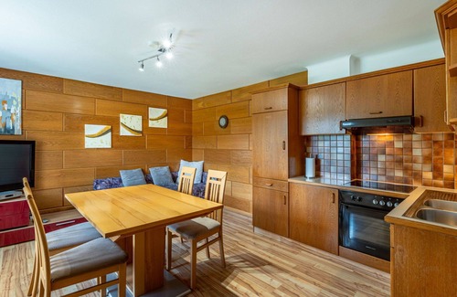 Tschoran Apartamento | Acogedor apartamento para 5 personas con TV, terraza y aparcamiento