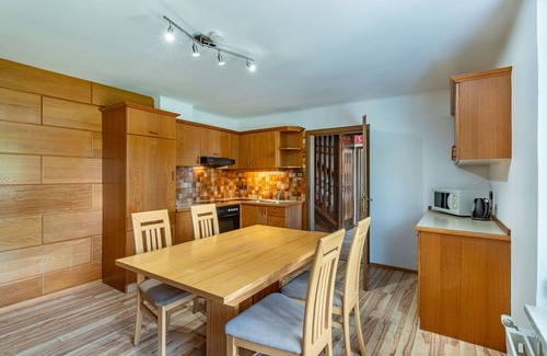 Tschoran Apartamento | Acogedor apartamento para 5 personas con TV, terraza y aparcamiento