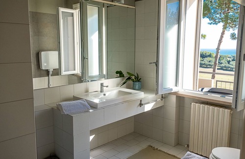 Pesaro Cama Y Desayuno | Bea&Berto | Complete apartment in the hills, a stone's throw from the sea