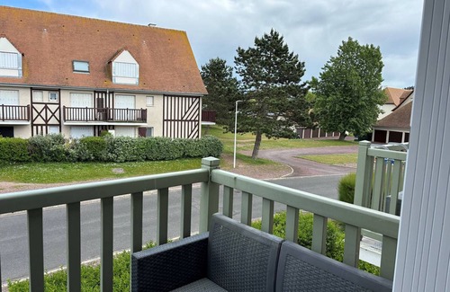 Merville-Franceville-Plage Apartamento | Apartamento con balcón y acceso directo a la playa, a 100 m del mar