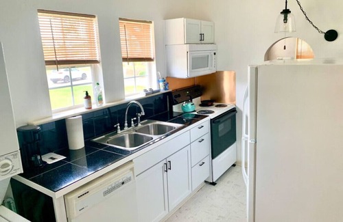 Gulfport Cabaña | Beach access 2 br 1 bath Cottage