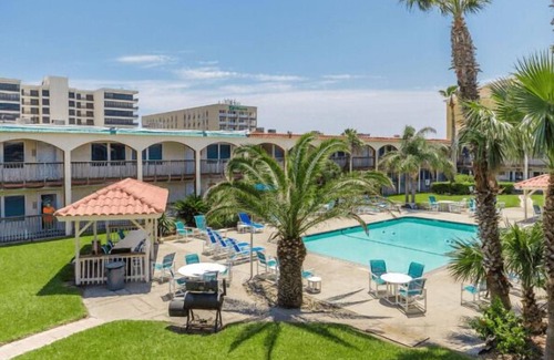 Corpus Christi Condominio | Beach Access Across the Street, Shared Heated Pool