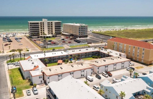 Corpus Christi Condominio | Beach Access Across the Street, Shared Heated Pool