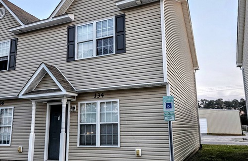 Jacksonville Casa | ☆Beach Access☆ ☆Mall 3m Away☆ ☆Free Wifi☆ ☆Stocked Kitchen☆ ☆Washer/Dryer☆