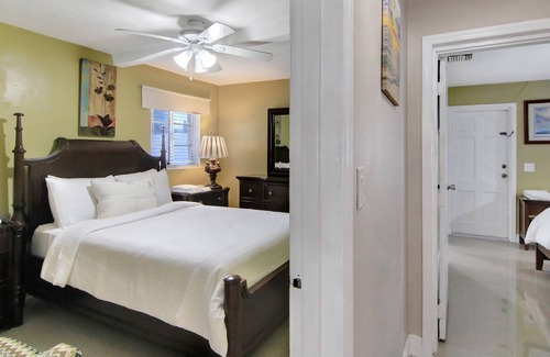 Riviera Beach Casa | Beach-anchor Palms