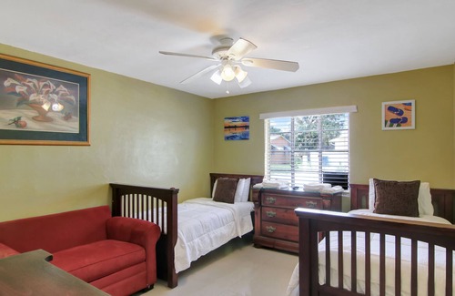 Riviera Beach Casa | Beach-anchor Palms