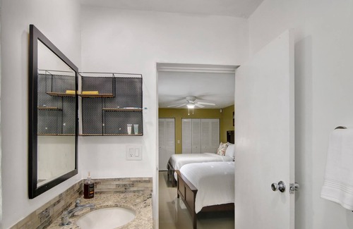 Riviera Beach Casa | Beach-anchor Palms