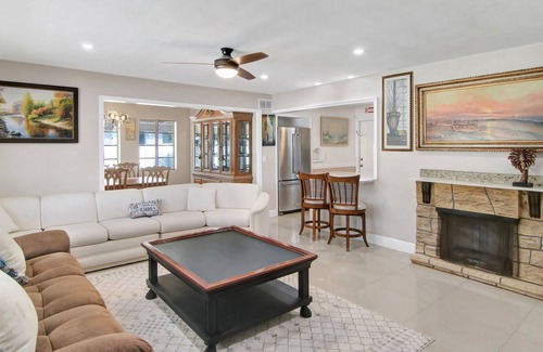 Riviera Beach Casa | Beach-anchor Palms