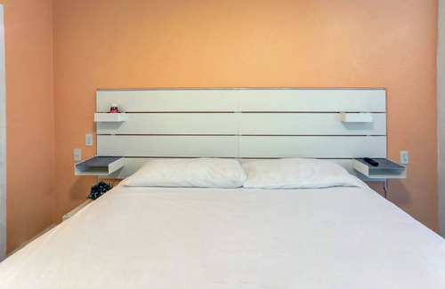Hollywood Lakes Hotel | Beach and Town Motel