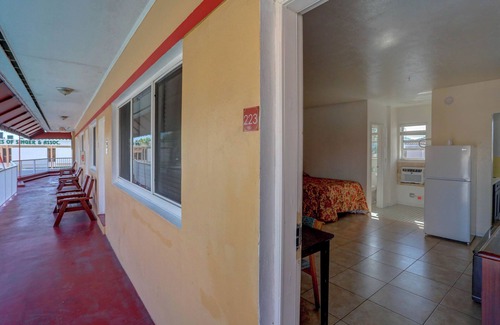 Hollywood Lakes Hotel | Beach and Town Motel