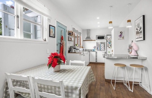 Petone Casa | Beach, bars, cafes, shops, and cinema on your doorstep!